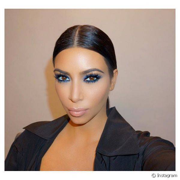 Kim Kardashian investe nas sombras coloridas e sensuais